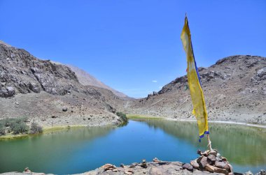 Nubra ya da Dumra Vadisi, kutsal Yarab-Tso Gölü ile. Ladakh Vadisi 'nin kuzeydoğusunda yer alan üç kollu bir vadi.