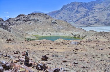 Nubra ya da Dumra Vadisi, kutsal Yarab-Tso Gölü ile. Ladakh Vadisi 'nin kuzeydoğusunda yer alan üç kollu bir vadi.