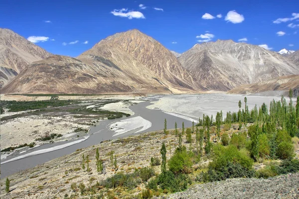 Nubra ya da Dumra Vadisi. Ladakh Vadisi 'nin kuzeydoğusunda üç kollu bir vadi.