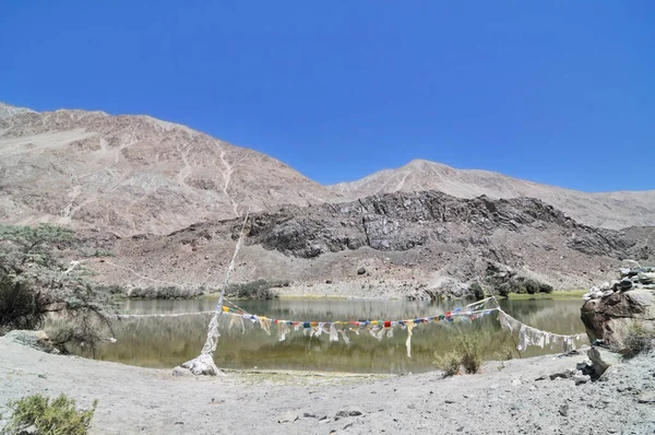 Nubra ya da Dumra Vadisi, kutsal Yarab-Tso Gölü ile. Ladakh Vadisi 'nin kuzeydoğusunda yer alan üç kollu bir vadi.