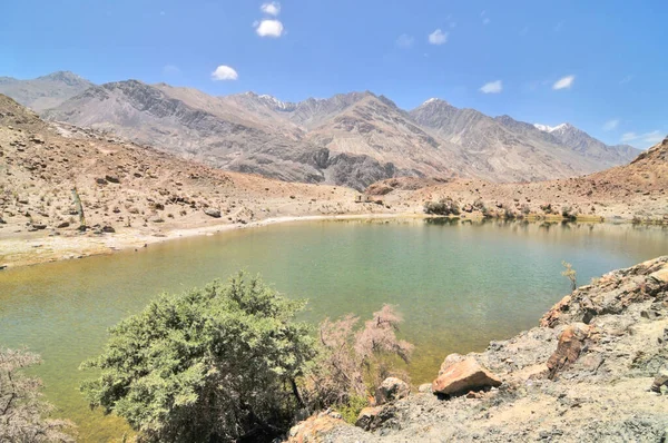 Nubra ya da Dumra Vadisi, kutsal Yarab-Tso Gölü ile. Ladakh Vadisi 'nin kuzeydoğusunda yer alan üç kollu bir vadi.