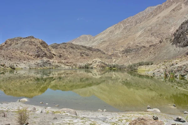Nubra ya da Dumra Vadisi, kutsal Yarab-Tso Gölü ile. Ladakh Vadisi 'nin kuzeydoğusunda yer alan üç kollu bir vadi.