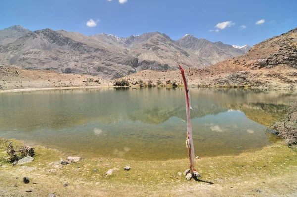 Nubra ya da Dumra Vadisi, kutsal Yarab-Tso Gölü ile. Ladakh Vadisi 'nin kuzeydoğusunda yer alan üç kollu bir vadi.