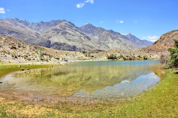 Nubra ya da Dumra Vadisi, kutsal Yarab-Tso Gölü ile. Ladakh Vadisi 'nin kuzeydoğusunda yer alan üç kollu bir vadi.