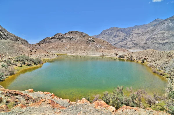 Nubra ya da Dumra Vadisi, kutsal Yarab-Tso Gölü ile. Ladakh Vadisi 'nin kuzeydoğusunda yer alan üç kollu bir vadi.