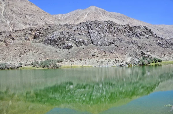 Nubra ya da Dumra Vadisi, kutsal Yarab-Tso Gölü ile. Ladakh Vadisi 'nin kuzeydoğusunda yer alan üç kollu bir vadi.