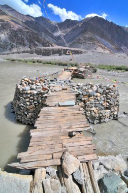 Hindistan 'ın Ladakh şehrindeki İndus Nehri' nin üzerindeki Taş Köprü.