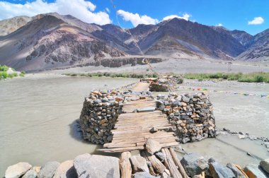 Hindistan 'ın Ladakh şehrindeki İndus Nehri' nin üzerindeki Taş Köprü.