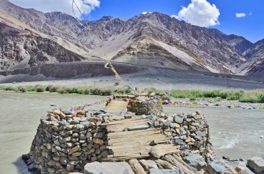 Hindistan 'ın Ladakh şehrindeki İndus Nehri' nin üzerindeki Taş Köprü.