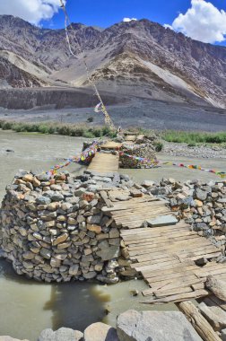 Hindistan 'ın Ladakh şehrindeki İndus Nehri' nin üzerindeki Taş Köprü.