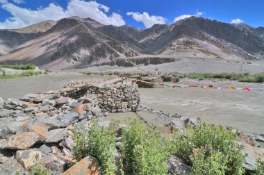Hindistan 'ın Ladakh şehrindeki İndus Nehri' nin üzerindeki Taş Köprü.