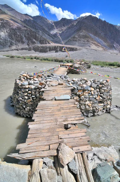 Hindistan 'ın Ladakh şehrindeki İndus Nehri' nin üzerindeki Taş Köprü.