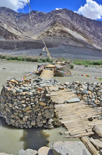 Hindistan 'ın Ladakh şehrindeki İndus Nehri' nin üzerindeki Taş Köprü.