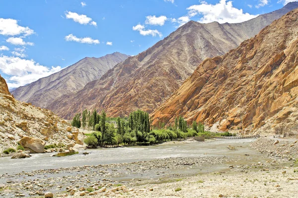 Ladakh bölgesinin dağ manzarası Hindistan 'da yer almaktadır.