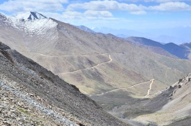 Khardung ya da Khardung La Pass dağ geçidi Hindistan 'ın Ladakh bölgesinin Leh bölgesinde..