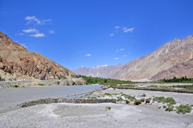 Nubra ya da Dumra Vadisi. Ladakh Vadisi 'nin kuzeydoğusunda üç kollu bir vadi.