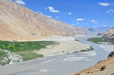 Nubra ya da Dumra Vadisi. Ladakh Vadisi 'nin kuzeydoğusunda üç kollu bir vadi.