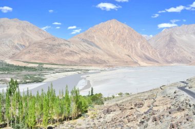 Nubra ya da Dumra Vadisi. Ladakh Vadisi 'nin kuzeydoğusunda üç kollu bir vadi.