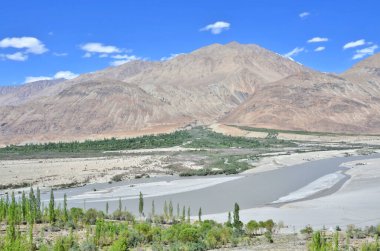Nubra ya da Dumra Vadisi. Ladakh Vadisi 'nin kuzeydoğusunda üç kollu bir vadi.