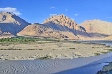 Nubra ya da Dumra Vadisi. Ladakh Vadisi 'nin kuzeydoğusunda üç kollu bir vadi.