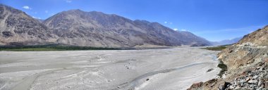 Nubra ya da Dumra Vadisi. Ladakh Vadisi 'nin kuzeydoğusunda üç kollu bir vadi.