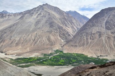 Nubra ya da Dumra Vadisi. Ladakh Vadisi 'nin kuzeydoğusunda üç kollu bir vadi.