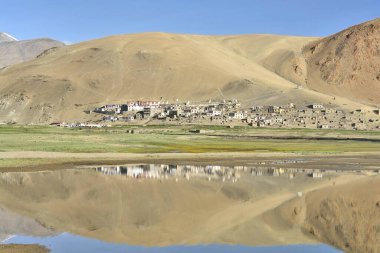 Hindistan, Tso Morir Gölü yakınlarındaki Ladakh 'taki geleneksel köyler.