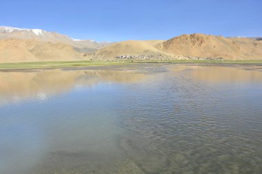 Tso Moriri ya da Moriri Gölü el değmemiş yüksek irtifa gölü ve Hindistan 'ın Ladakh bölgesinin Leh bölgesindeki Changthang Platosu' nda Ramsar Wetland Sitesi..