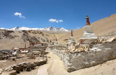 Korzok - Hindistan 'ın Ladakh kentindeki Tso Moriri (göl) kıyısındaki Korzok köyünde bulunan Tibet Budist manastırı.