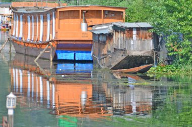 Kasmir ve Dal tatlı su gölü Srinagar şehrinde yüzen tekneler ve shikaralar ile birlikte Hindistan 'da gölde.
