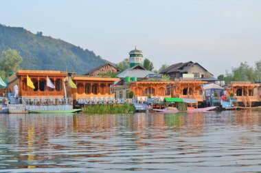 Kasmir ve Dal tatlı su gölü Srinagar şehrinde yüzen tekneler ve shikaralar ile birlikte Hindistan 'da gölde.