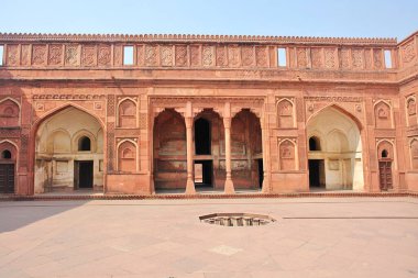 Agra Kalesi (Qila Agra) Agra şehrindeki tarihi Babür kalesi, aynı zamanda Agra 'nın Hindistan' daki Kızıl Kalesi olarak da bilinir.