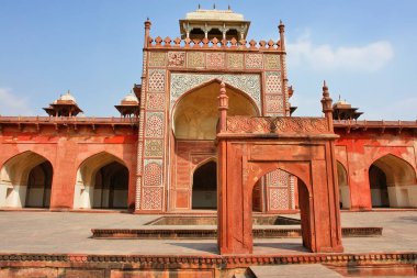 Akbar 'ın üçüncü ve en büyük Babür İmparatoru Akbar' ın mozolesi Agra, Uttar Pradesh, Hindistan 'ın bir banliyösü olan Sikandra' da yer almaktadır..