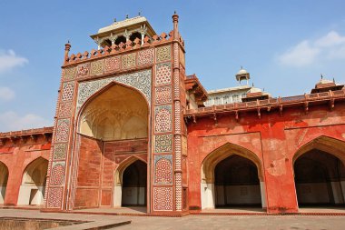 Akbar 'ın üçüncü ve en büyük Babür İmparatoru Akbar' ın mozolesi Agra, Uttar Pradesh, Hindistan 'ın bir banliyösü olan Sikandra' da yer almaktadır..