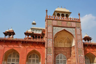 Akbar 'ın üçüncü ve en büyük Babür İmparatoru Akbar' ın mozolesi Agra, Uttar Pradesh, Hindistan 'ın bir banliyösü olan Sikandra' da yer almaktadır..