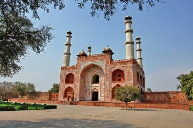 Akbar 'ın üçüncü ve en büyük Babür İmparatoru Akbar' ın mozolesi Agra, Uttar Pradesh, Hindistan 'ın bir banliyösü olan Sikandra' da yer almaktadır..