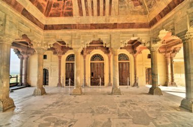 Amber Kalesi, Hindistan 'ın Amber kentindeki Rajput savunma yapıları ve sarayları kompleksi.