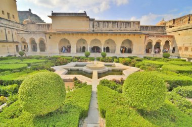 Amber Kalesi, Hindistan 'ın Amber kentindeki Rajput savunma yapıları ve sarayları kompleksi.