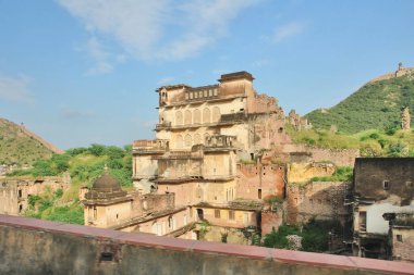 Amber Kalesi, Hindistan 'ın Amber kentindeki Rajput savunma yapıları ve sarayları kompleksi.