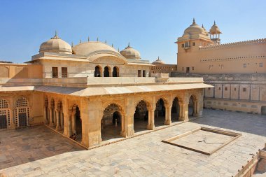 Amber Kalesi, Hindistan 'ın Amber kentindeki Rajput savunma yapıları ve sarayları kompleksi.