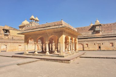 Amber Kalesi, Hindistan 'ın Amber kentindeki Rajput savunma yapıları ve sarayları kompleksi.