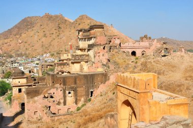 Amber Kalesi, Hindistan 'ın Amber kentindeki Rajput savunma yapıları ve sarayları kompleksi.