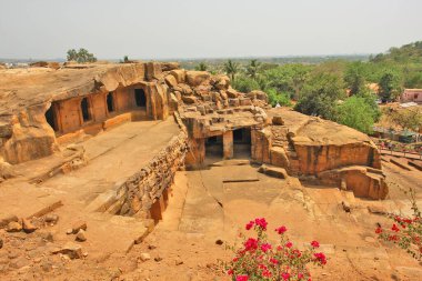 Udayagiri ve Khandagiri, Hindistan 'ın Odisha kentindeki Bhubaneswar şehrinin güneyinde kısmen arkeolojik, tarihi ve dini öneme sahip yapay mağaralar açarlar..