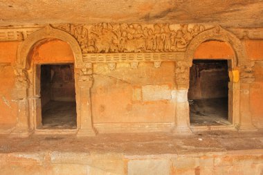 Udayagiri ve Khandagiri, Hindistan 'ın Odisha kentindeki Bhubaneswar şehrinin güneyinde kısmen arkeolojik, tarihi ve dini öneme sahip yapay mağaralar açarlar..
