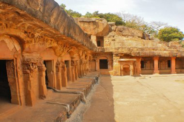 Udayagiri ve Khandagiri, Hindistan 'ın Odisha kentindeki Bhubaneswar şehrinin güneyinde kısmen arkeolojik, tarihi ve dini öneme sahip yapay mağaralar açarlar..