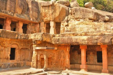 Udayagiri ve Khandagiri, Hindistan 'ın Odisha kentindeki Bhubaneswar şehrinin güneyinde kısmen arkeolojik, tarihi ve dini öneme sahip yapay mağaralar açarlar..
