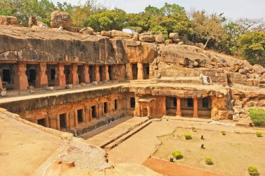 Udayagiri ve Khandagiri, Hindistan 'ın Odisha kentindeki Bhubaneswar şehrinin güneyinde kısmen arkeolojik, tarihi ve dini öneme sahip yapay mağaralar açarlar..
