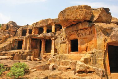Udayagiri ve Khandagiri, Hindistan 'ın Odisha kentindeki Bhubaneswar şehrinin güneyinde kısmen arkeolojik, tarihi ve dini öneme sahip yapay mağaralar açarlar..