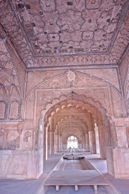 Delhi 'deki Kızıl Kale tarihi Babür kalesi, aynı zamanda Hindistan' daki Delhi Kızıl Kalesi olarak da bilinir.