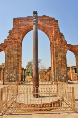 Delhi 'nin demir sütunu Delhi, Hindistan' daki Mehrauli 'deki Kutup kompleksinde duruyor.